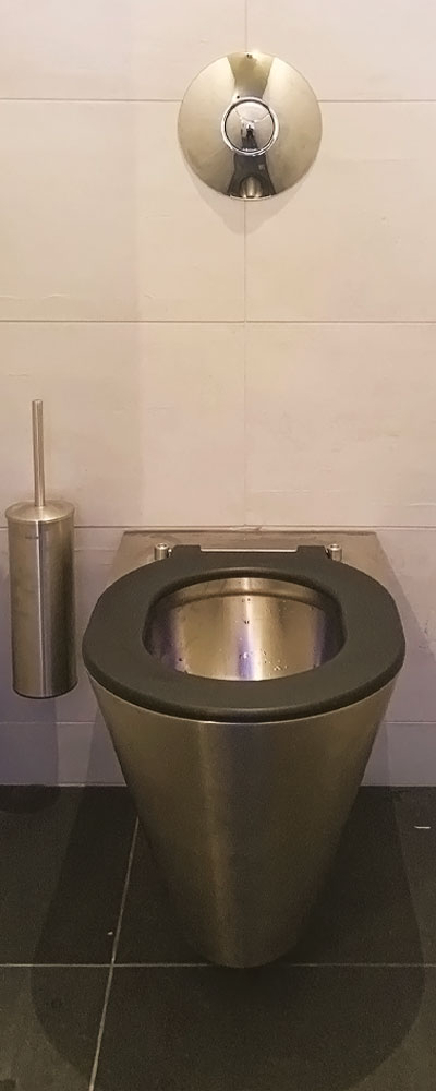 De bestaande sanitaire voorzieningen waren daardoor in slechte staat. Ook was het aantal toiletten niet groot genoeg voor het aantal bezoekers vaak...