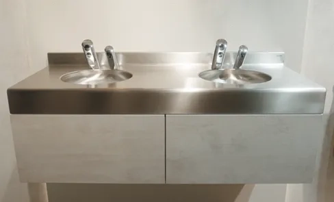 Ontdek in deze video de design collectieve wastafel in rvs die uw sanitaire voorzieningen (bar, kantoor, school...) verfijnt.