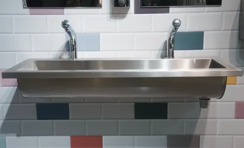Ontdek in deze video de CANAL collectieve wastafel in rvs. Praktisch, licht en resistent. Onmisbaar in publieke ruimten!